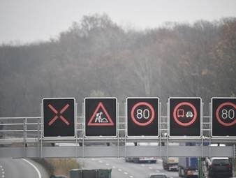 Raserstrafe bei gesperrter Spur auch ohne Tempolimit möglich