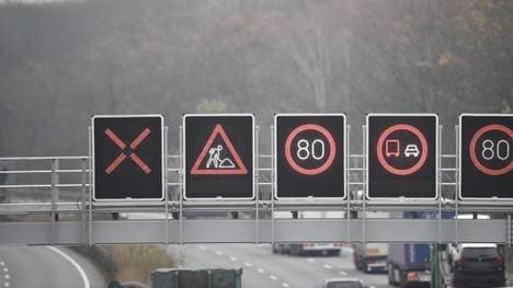 Das OLG Celle kassierte das Urteil zunächst, da es auf gesperrten Spuren kein Tempolimit geben kann