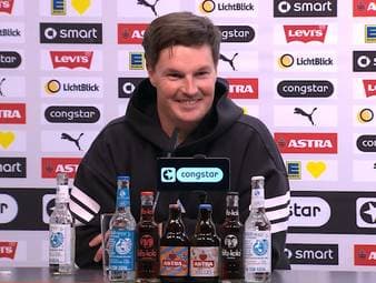 Nach dem 0:0 im Hamburger Stadtderby gegen St. Pauli sorgt HSV-Trainer Merlin Polzin auf der Pressekonferenz mit einem Scherz in Richtung eines Reporters für einen humorvollen Moment.