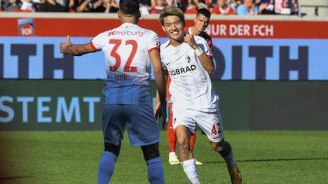 Ritsu Doan bejubelt mit Vincenzo Grifo sein Traumtor