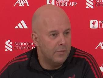 Arne Slot zeigt sich vor dem Topspiel gegen Tabellenführer Arsenal beeindruckt. Für den Trainer des FC Liverpool haben die "Gunners" aktuell das Komplettpaket.