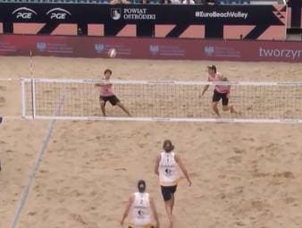 Die deutsche Paarung Nils Ehlers und Lui Wüst kämpft bei der Beachvolleyball-EM gegen das schwedische Duo Jacob Hölting Nilsson und Elmer Andersson um den Gruppensieg. Am Ende müssen sich die Deutschen allerdings geschlagen geben. 