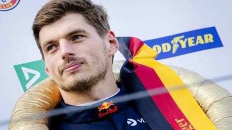 Max Verstappen auf dem Podium am Nürburgring