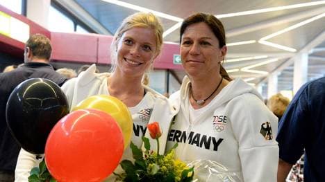 Annika Schleu (li.) und Bundestrainerin Kim Raisner (re.) im August 2016