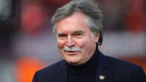 Bayers Geschäftsführer Michael Schade kann sich einen Seitenhieb nicht verkneifen