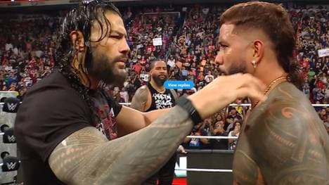 Roman Reigns (l.) verhalf bei RAW Jey (rechts) und Jimmy Uso zum Sieg
