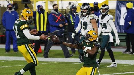 Wide receiver Davante Adams (r.) übergibt Aaron Rodgers den Ball zu seinem 400. Karriere-Touchdown