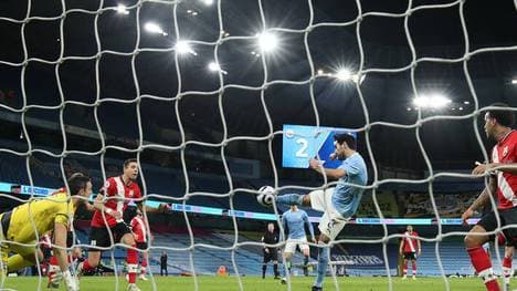 Ilkay Gündogan (2.v.r.) trifft per Seitfallzieher