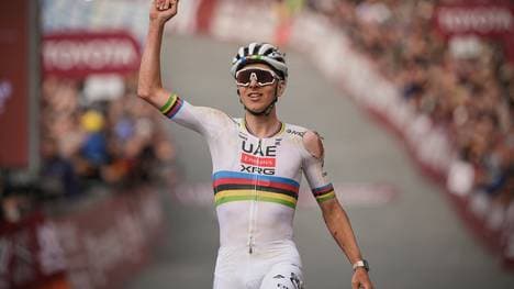 Pogacar fährt mit zerfetztem Trikot ins Ziel