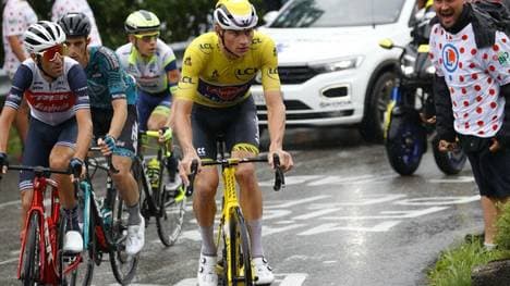 Mathieu van der Poel (r) steigt bei der Tour aus