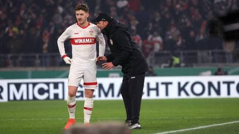 Sebastian Hoeneß (r.) zeigt sich bezüglich eines Verbleibs von Angelo Stiller optimistisch