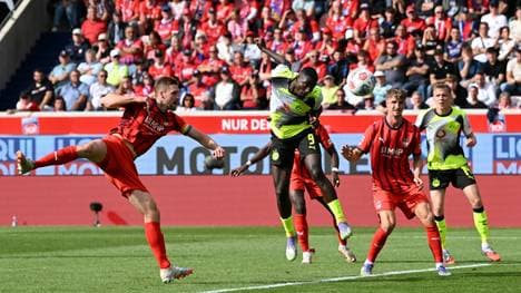 Serhou Guirassy beim Kopfball zur Führung