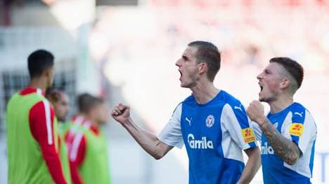 Kiels Drexler und Lewerenz bejubeln ein Tor gegen Heidenheim