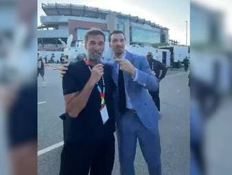 Eigentlich spricht Jürgen Klopp gerade über Norwegens Viertelfinale gegen England – dabei wird er plötzlich von niemand Geringerem als Zlatan Ibrahimović unterbrochen.