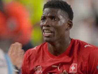 Breel Embolo fliegt im WM-Viertelfinale vom Platz, weil eine neue Regel angewendet wird. Der Schweizer versteht die Welt nicht mehr. Ihm kommen die Tränen.