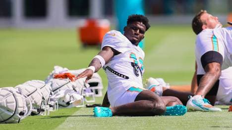  Tyreek Hill (l.) bereitet sich mit den Dolphins auf die neue Saison vor