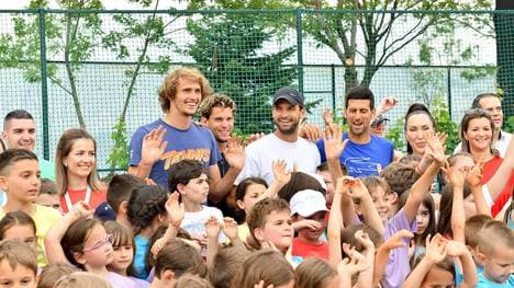 Alexander Zverev (hinten l.) bereut sein Verhalten in den letzten Monaten