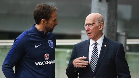 Sir Bobby Charlton (r.), hier im Gespräch mit Englands Nationaltrainer Gareth Southgate, überstand einen Autounfall unverletzt