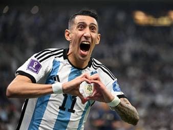 In seiner Karriere hat er alles geholt, was ein Spieler holen kann: Weltmeister, Gewinner der Copa America und Champions-League-Sieger, dazu zahllose nationale Erfolge. Insgesamt stehen 35 Titel im Kabinett des Argentiniers. Was macht eigentlich Ángel Di María?