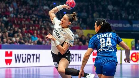 Die deutsche Handball-Frauennationalmannschaft liegt zur Pause klar auf Kurs