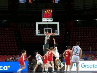 Aufregung bei der Basketball-EM der Frauen. Ein klarer Korb wird nicht gegeben und dann streikt auch noch die Technik.
