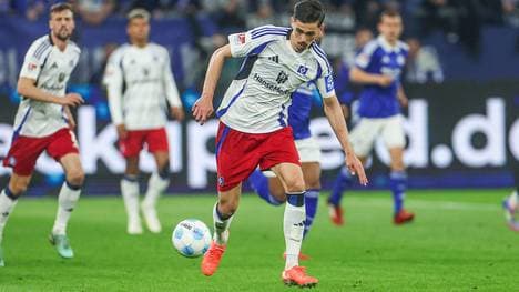 Bleiben die Rothosen (im Bild: Denis Hadzikadunic) auch im HSV Karlsruhe Tipp das beste Heimteam? 