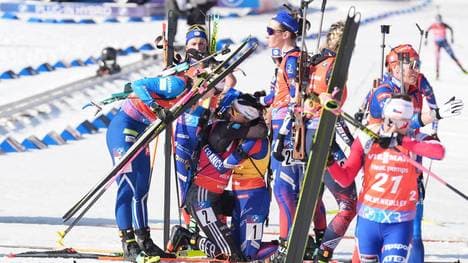 Franziska Preuß (l.) und Lou Jeanmonnot (r.) lagen sich nach dem Weltcup-Finale in den Armen