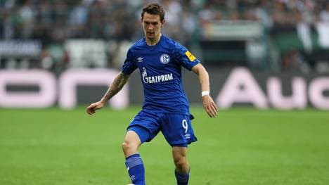 MOENCHENGLADBACH, GERMANY - AUGUST 17: Benito Raman of FC Schalke 04 controls the ball during the Bundesliga match between Borussia Moenchengladbach and FC Schalke 04 at Borussia-Park on August 17, 2019 in Moenchengladbach, Germany. (Photo by Maja Hitij/Bongarts/Getty Images)