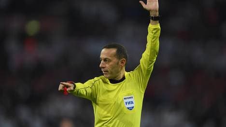 Referee Cüneyt Cakir pfeift das deutsche Spiel gegen Frankreich 