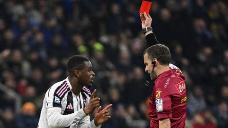 Federico La Penna stellt Pierre Kalulu vom Platz