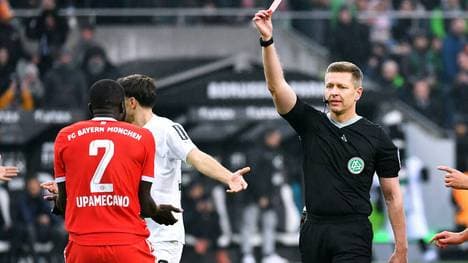 Nach acht Spielminuten verwies Tobias Welz Dayot Upamecano im Borussia Park vom Platz