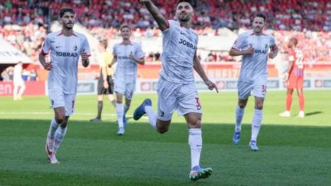 Vincenzo Grifo (SC Freiburg, 32) jubelt über ein Tor