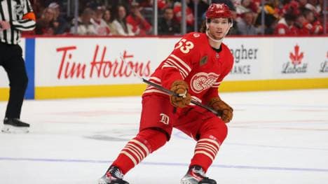 Moritz Seider im Trikot der Detroit Red Wings