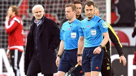 Rudi Völler und Schiedsrichter Felix Zwayer
