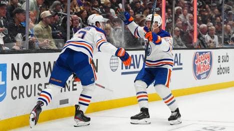 Jeff Skinner (r.) spielte erstmals in den Playoffs