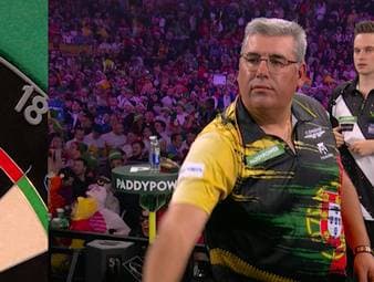 Jose de Sousa ist für seine Rechenschwäche bekannt. Auch im ersten Leg der Auftaktpartie bei der Darts-WM gegen Ricardo Pietreczko stellt der Portugiese das unter Beweis. 