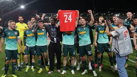 Regensburg dachte beim Aufstieg an den verstorbenen Agyemang Diawusie