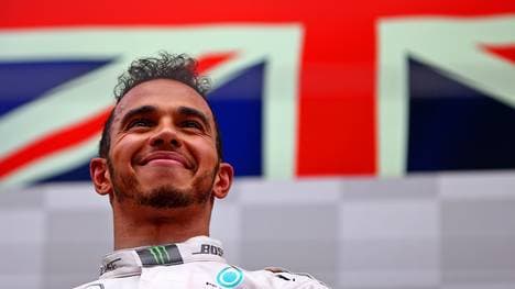 Hat trotz Fan-Kritik gut lachen: Spielberg-Sieger Lewis Hamilton
