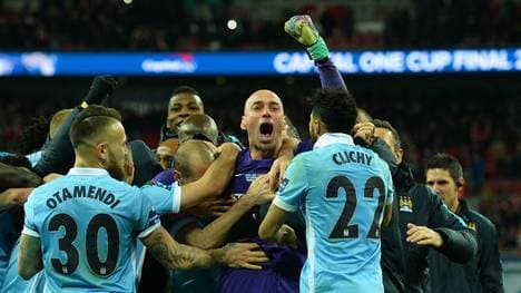 City-Torhüter Willy Caballero (M.) parierte im Elfmeterschießen drei Liverpooler Schüsse
