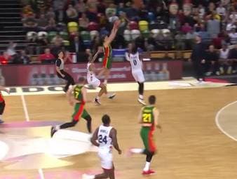 9,8 Sekunden vor Schluss liegen Litauens Basketballer in der WM-Qualifikation gegen Großbritannien in London mit 80:87 zurück. Was dann passiert, reiht sich ein in die größten und unglaublichsten Comebacks der Sport-Geschichte!