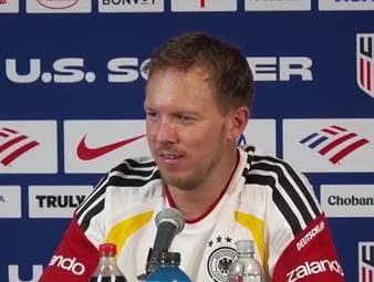Julian Nagelsmann spricht nach dem Sieg über die USA in höchsten Tönen von Verteidiger Nathaniel Brown. Der Youngster von Eintracht Frankfurt hätte ein enormes Potenzial.