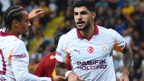 Eren Elmali jubelt mit Leroy Sané (l.)