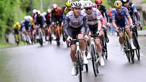 Tadej Pogacar (2. v. r.) im Windschatten