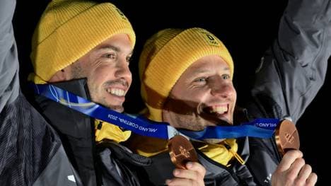 Wendl (l.) und Arlt tragen die deutsche Fahne