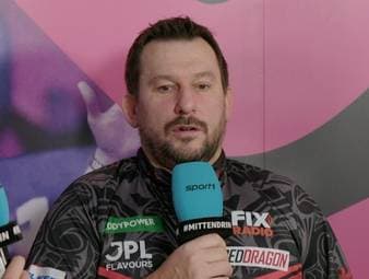 Jonny Clayton spricht nach seinem Sieg über WM-Debütant Andreas Harrysson über Nervosität und den entscheidenden Satz in dieser Partie.