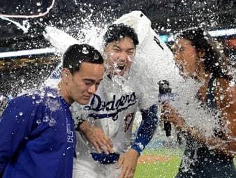 Die Fans der Los Angeles Dodgers feiern weltweit, nachdem ihr Team die World Series gegen die New York Yankees gewonnen hat. Besonders in Tokio wird der japanische Dodgers-Star Shohei Ohtani gefeiert.
