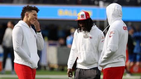 Die NFL-Superstars Patrick Mahomes (l.) und Travis Kelce (r.) müssen lange auf Rashee Rice (M.) verzichten. Der Receiver ist für ddie ersten sechs NFL-Spiele gesperrt
