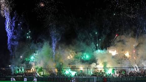 Fans von BSG Chemie Leipzig zünden Pyrotechnik im Testspiel gegen Eintracht Frankfurt 