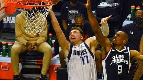 Mavericks-Superstar Luka Doncic (l.) war von den Clippers oft gar nicht oder nur mit Fouls zu stoppen