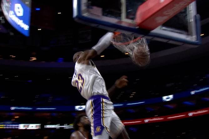 Mega-Dunk! LeBron für die Galerie